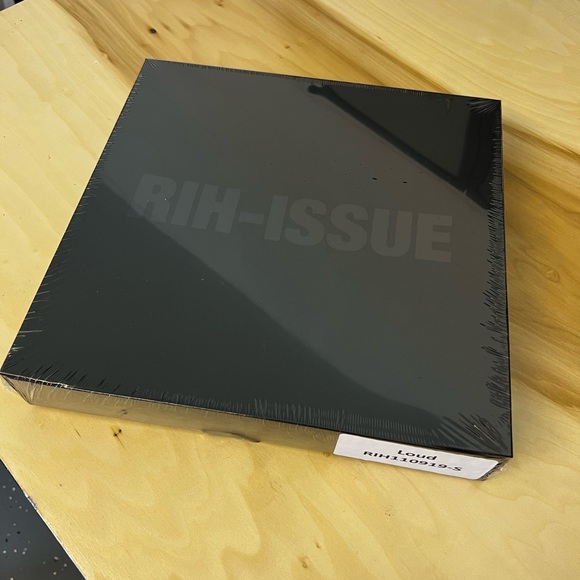 Rih-Issue limited edition “Loud” vinyl and merch Size S - Picture 2 of 3